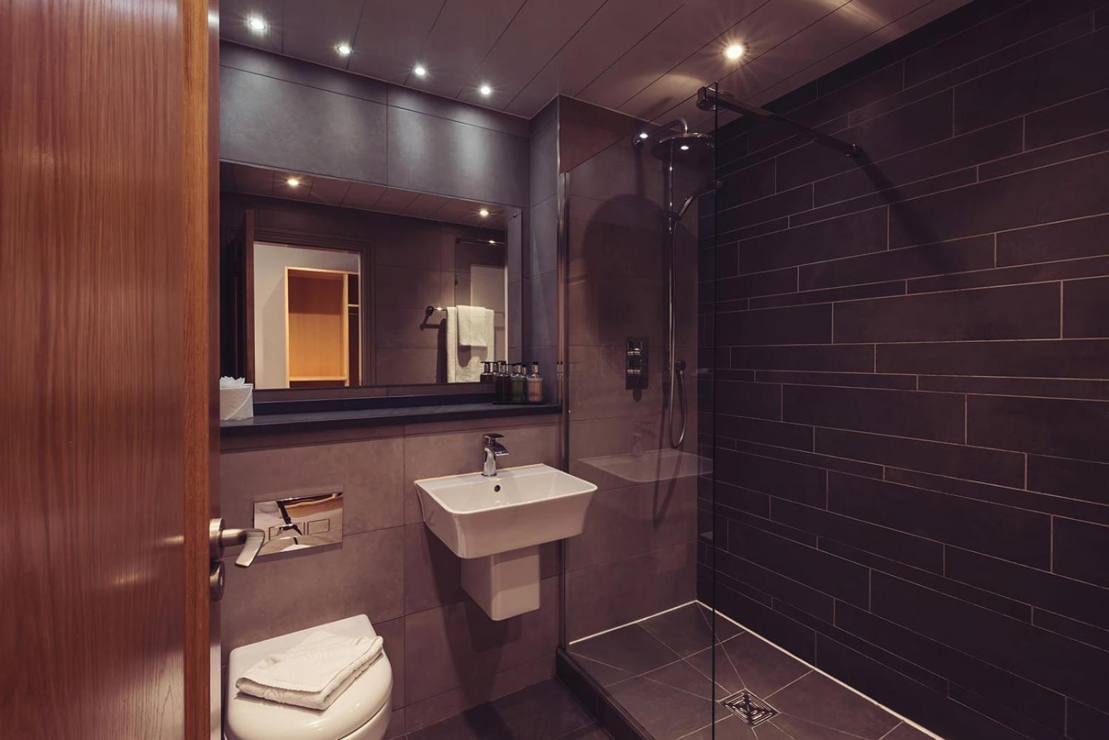 Longlands Inn & Cottages Carnforth Exterior photo A wet room