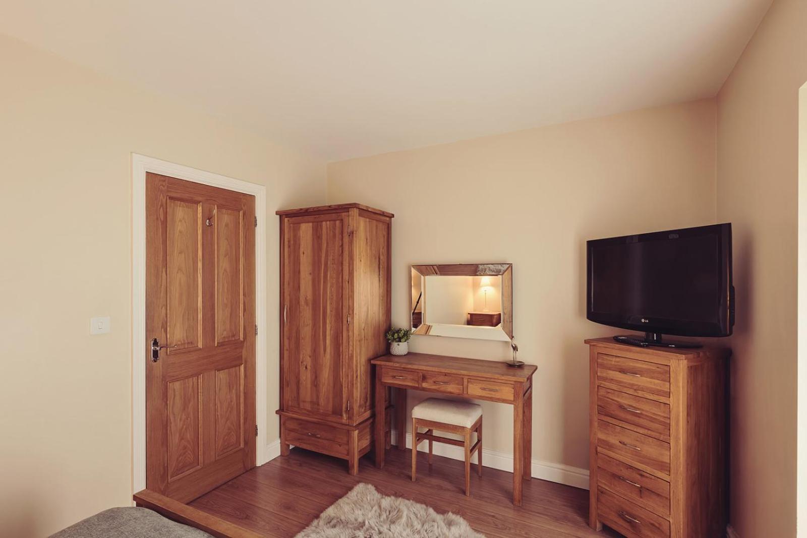 Longlands Inn & Cottages Carnforth Exterior photo Oak bedroom furniture