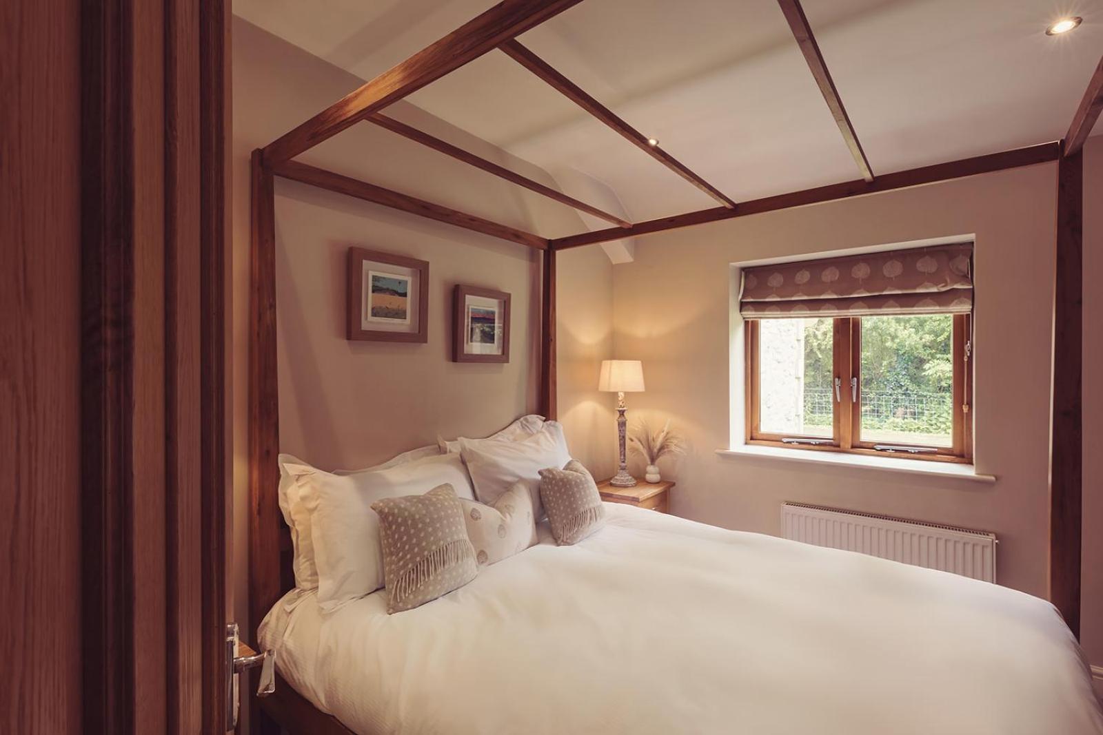 Longlands Inn & Cottages Carnforth Exterior photo A bedroom at the hotel